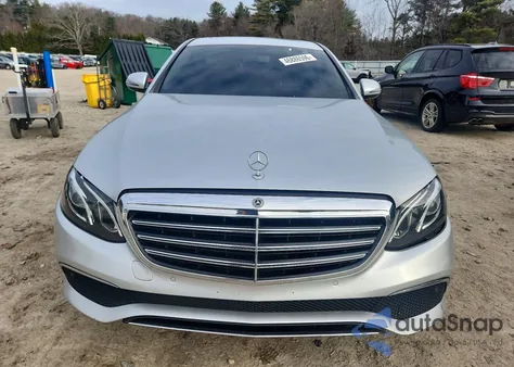 2017 Mercedes-Benz E 300 4Matic z USA, uszkodzony, nr VIN WDDZF4KBXHA215313